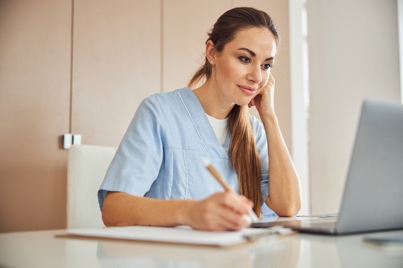 Der Ablauf der Ausbildung zur Pflegefachfrau und der Ausbildungsplan zur generalistischen Pflegeausbildung.