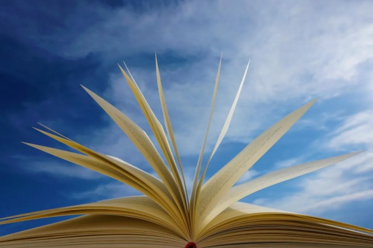 Aufgeschlagenes Buch — Lernmaterialien für die Pflegeausbildung